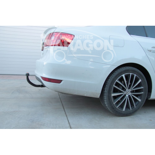 Фаркоп ARAGON на VOLKSWAGEN Jetta 2010–2015  Арт. E0402CA 